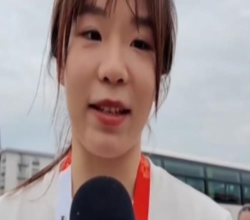 贾一凡：为亚运开幕式特意戴了美瞳，我是第一个报名加入开幕式的