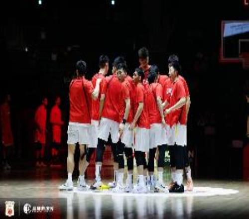 媒体人：往好的方面想中国男篮至少能进天下杯吧就这点比国足强
