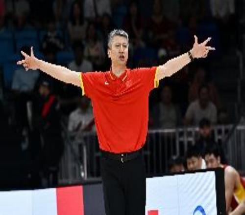中国男篮8中2！郭士强一直在场边喊伊朗没篮伊朗半场三分16中6