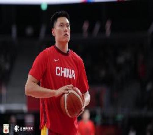 是个爷们！李弘权末节连中三分独砍11分全场8中3拿12分4板