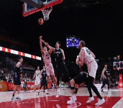 媒体人：中国男篮需要李贤重这种主心骨陷入逆境时需王牌站出来