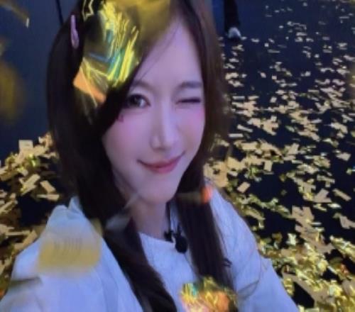 骆歆晒照祝贺IG：一起从涅槃杀到天下赛！这个金色的雨尚有惊喜