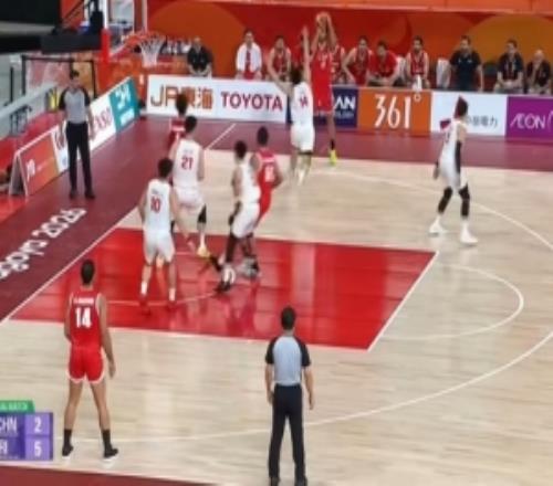 低迷！中国男篮开局4分钟仅靠胡金秋拿到2分28落伍伊朗