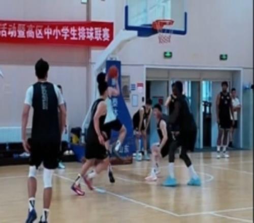 山东男篮晒训练视频：内部教学赛强度拉满打磨战术磨练状态