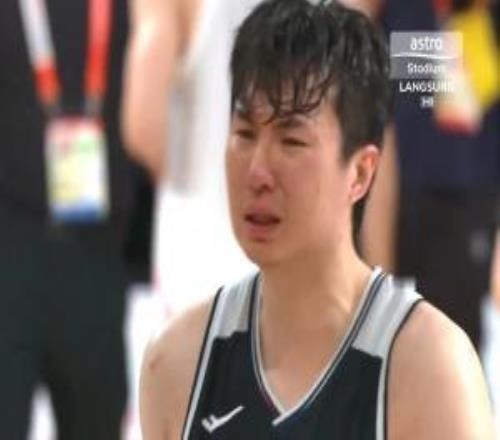 下半场力揽狂澜！李贤重向导韩国男篮乐成夺金赛后激动落泪