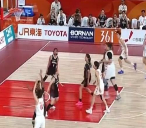 穷追猛打！杨舒予三分轰进中国女篮将优势扩大到50分以上