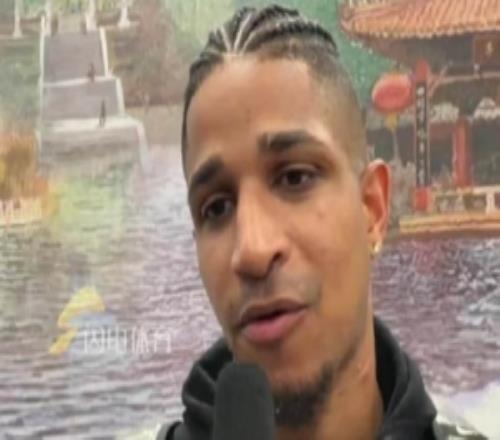 山东男篮新援普卢默班顿深夜抵达！普卢默：我善于投篮跑动也快