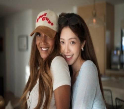 主持人希然分享和米奇合照：全力奔向相互的至心始终如一