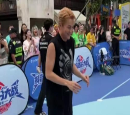 三分线内的库里！歌手吴克群加入活动罚球线上15连中惊呆众人