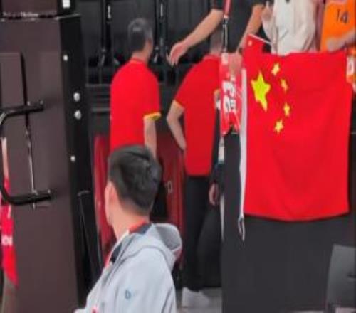中国男篮不敌伊朗赛后球员还在中圈致谢郭士强等教练已离场