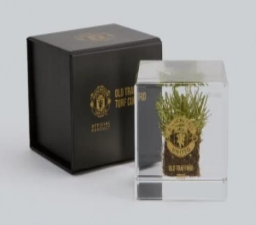 唯一无二的藏品！英媒：曼联出售老特拉福德草皮碎块，售价125镑