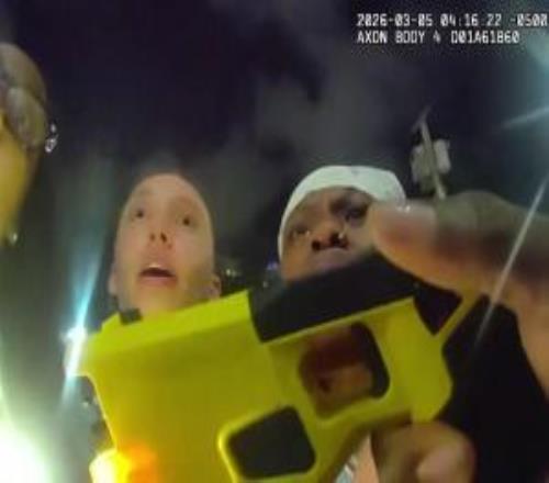 WNBA球员在夜店外被捕佩奇其时就在旁边还被电击枪指+忠言
