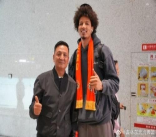 德万特威尔逊飞抵长春吉林男篮副董何长江及球迷赴机场迎接