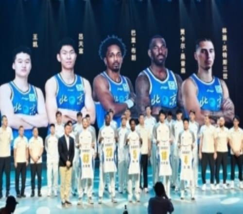 媒体人：北京男篮按惯例为巴里布朗等五位新球员授予首钢战袍