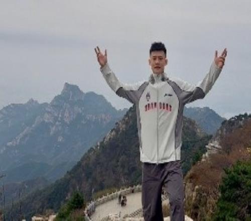 王岚嵚社媒晒山东全队登泰山合影：五岳独尊