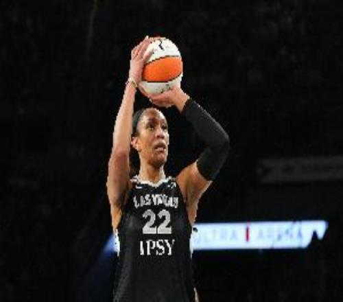 效率很高！阿贾威尔逊上半场8投7中&三分1中1砍下21分2板1助1帽