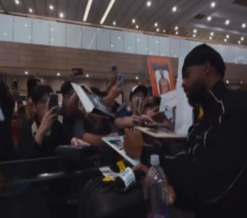 人气颇高！拉塞尔走出机场受到大批球迷欢迎“DLO”喊声不绝于耳