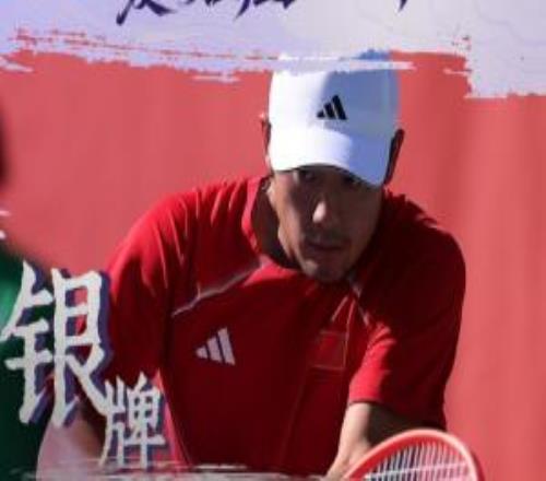 亚运会网球男单决赛：吴易昺02不敌黄泽林，获得银牌