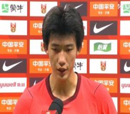 国足惨败后赵松源独自接受采访，豫媒：老将场上没担当，场下也没