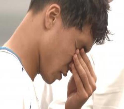 点球败给U23国足！乌兹别克球员赛后捂住眼睛，门将坐地埋头