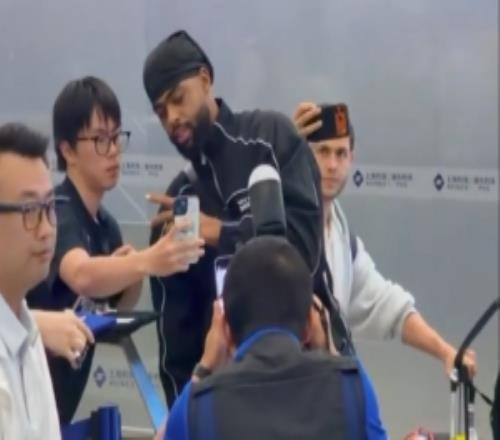 来了来了！拉塞尔抵达上海在机场耐心给接机的球迷签名合影