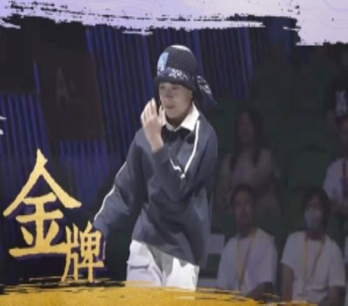 亚运会霹雳舞女子决赛：中国选手郭朴战胜日本选手，夺得金牌