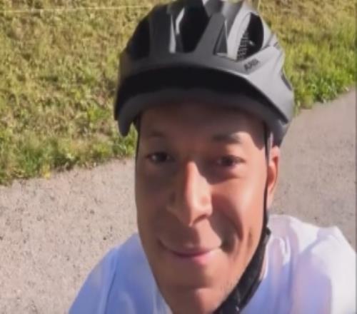 放松心情！姆巴佩社媒晒骑自行车兜风照：乖孩子最乖坏孩子最坏