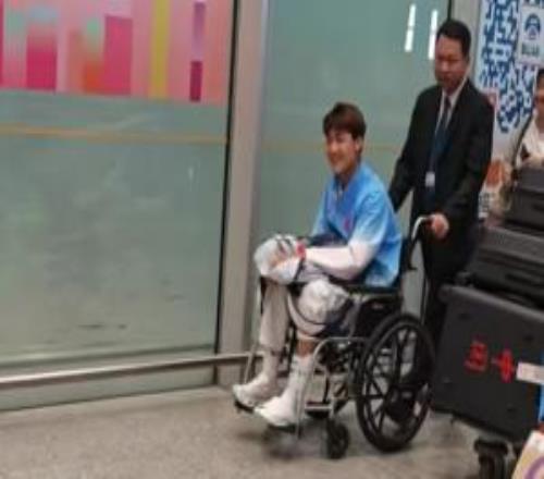 对阵韩国受伤！毛伟杰坐轮椅抵达机场，笑着向接机的球迷们致意