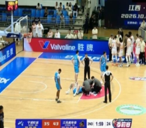 流了不少血！宁波新外援史密茨拼抢时撞到头部随后回更衣室治疗