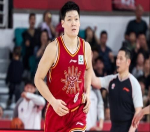 咋成蓝领了张宁替补16分钟1中1&5罚全中拿到7分2助2断