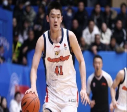 成熟了不少！王洪泽半场出战12分钟6中4高效拿到10分