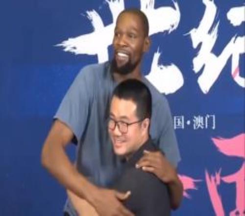 徐静雨认为杜兰特与库里地位相同！大家认为谁是宇宙勇真正老大