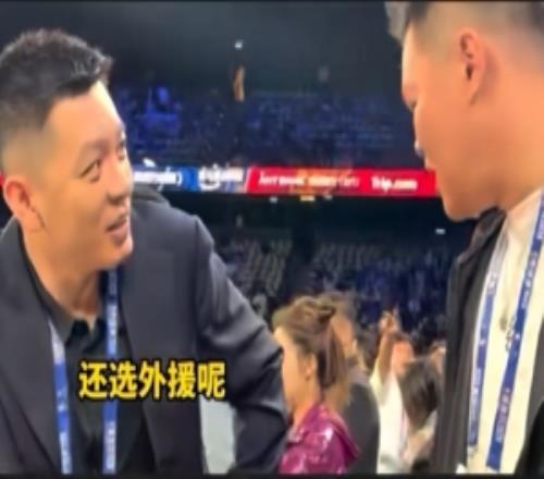 有节目！杨鸣和朱芳雨在NBA中国赛相遇调侃后者来选外援来了