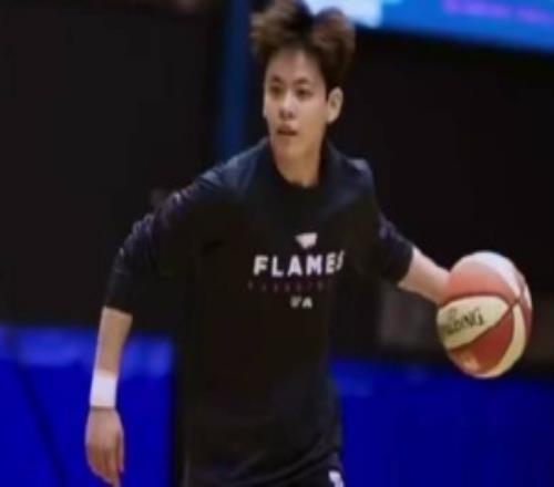 杨舒予参加悉尼火焰女篮的合练备战新赛季WNBL的比赛