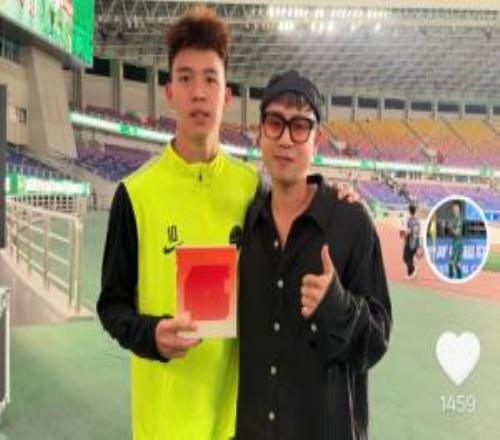 王钰栋社媒晒照与歌手余佳运合影后者代表作品《九月底》
