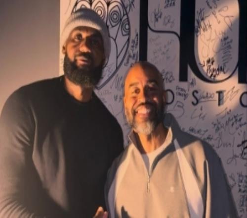 打卡餐厅！波士顿餐厅老板晒昨晚与詹姆斯合影老詹签名留念