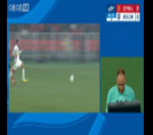点球取消！补时安以恩造点，VAR介入后认定邦本宜裕拉拽犯规在先