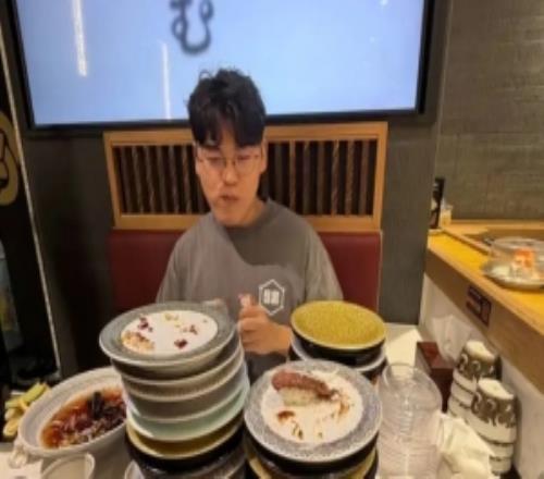 AD就得吃经济Zeka更新寿司吃播图：这里有个怪物