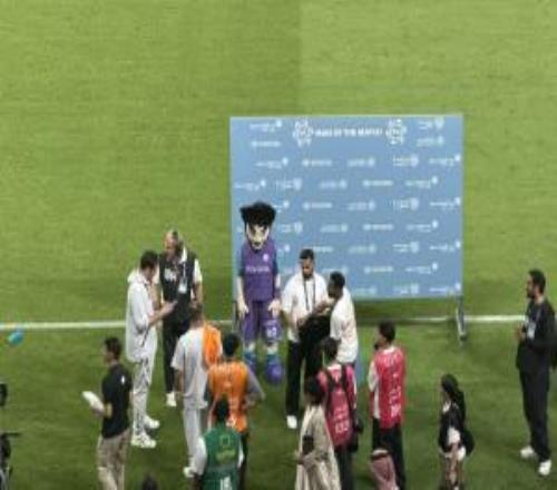 C罗赛后未领MVP奖杯被批"缺乏尊重"，沙媒：他因回更衣室理疗缺席