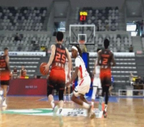 你得带起头来！王岚嵚半场11分钟5中2拿7分2板正负值16