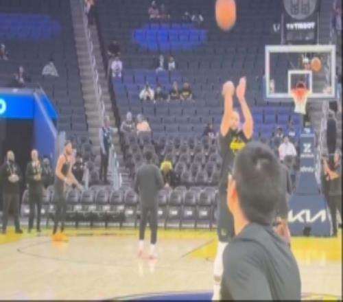 小吧都见怪不怪了库里赛前训练中场logoshot连续轻松命中！