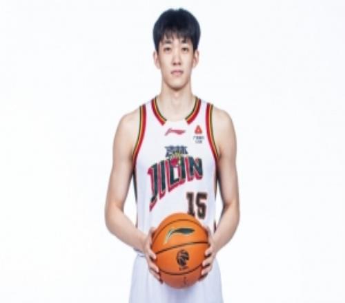 状态出色！万孟霖半场6中4&2记三分拿下13分2篮板
