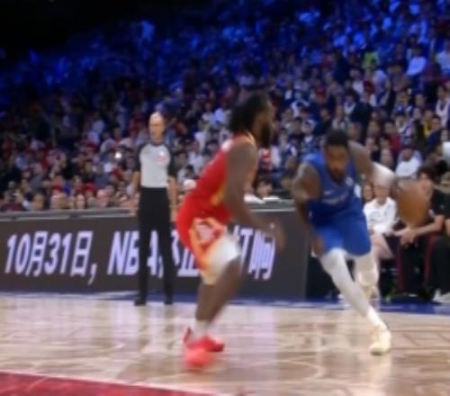 欢迎来到NBA！欧文华丽持球突然拔起造火箭新秀桑顿犯规+2罚全中