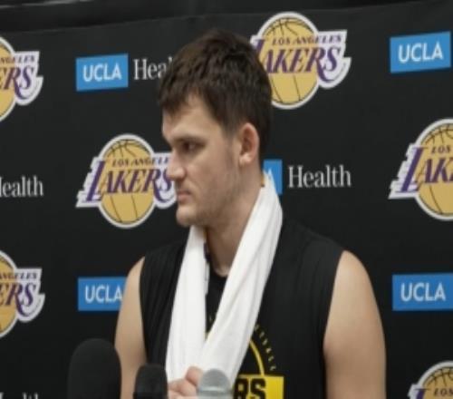 凯斯勒：手指就是撞了一下现在感觉不错今天全程参与了训练！
