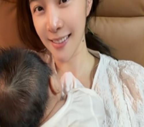 余霜生娃首次发新动态老公管泽元通过打游戏哄孩子睡觉