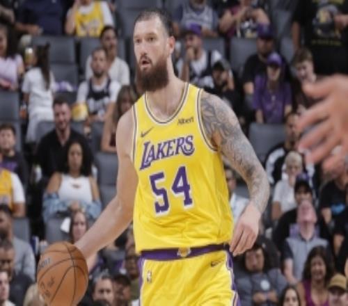 里夫斯：马穆球商非常高如果他抢到篮板他就应该打一号位！