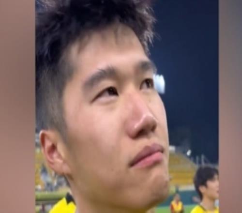 喜极而泣！广州豹冲超成功后，侯煜面对球迷感动落泪