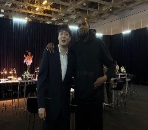 丁彦雨航晒与杜兰特合照+签名球衣：继科比之后最爱的球员圆满了