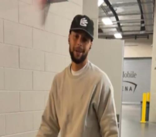微微歪头一笑！NBA官方晒库里入场视频手提保温杯很轻松