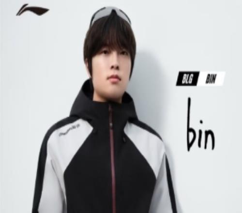 媒体人看Bin拍摄的广告照：已经有男模的感觉了